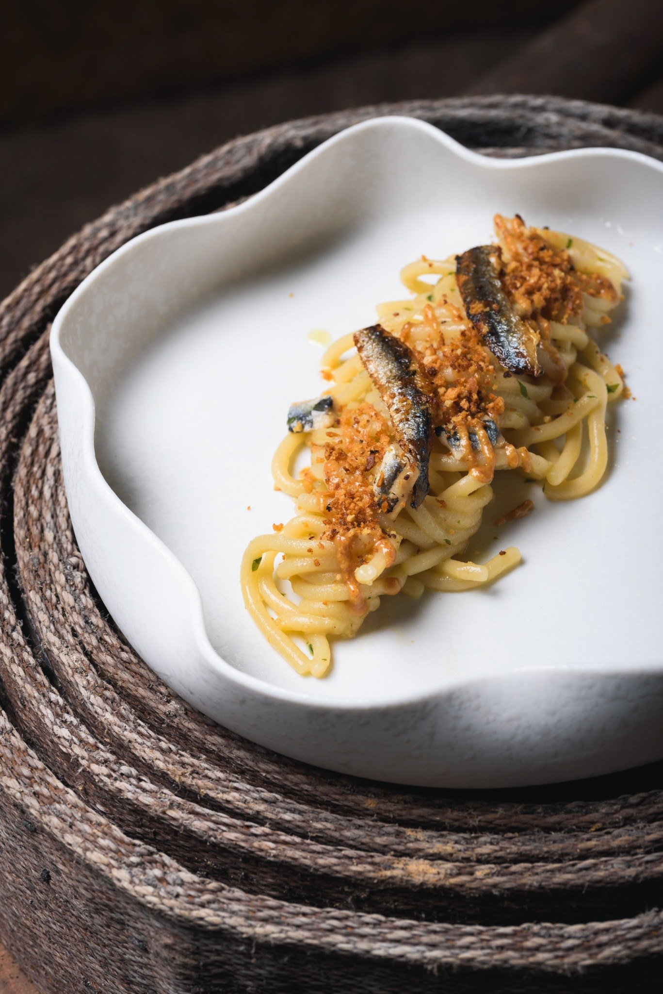 Piatto gourmet tra foglie di vite